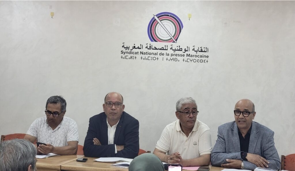 النقابة الوطنية للصحافة تحذر من التراجعات المهنية وتنتقد متابعة الصحافيين بالقانون الجنائي